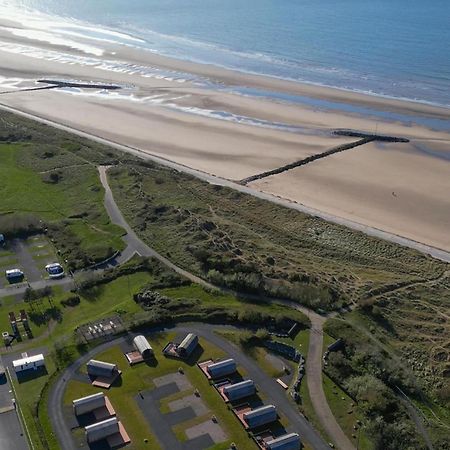 Ffrith Beach Glamping With Hot Tub Hotell Prestatyn Exteriör bild