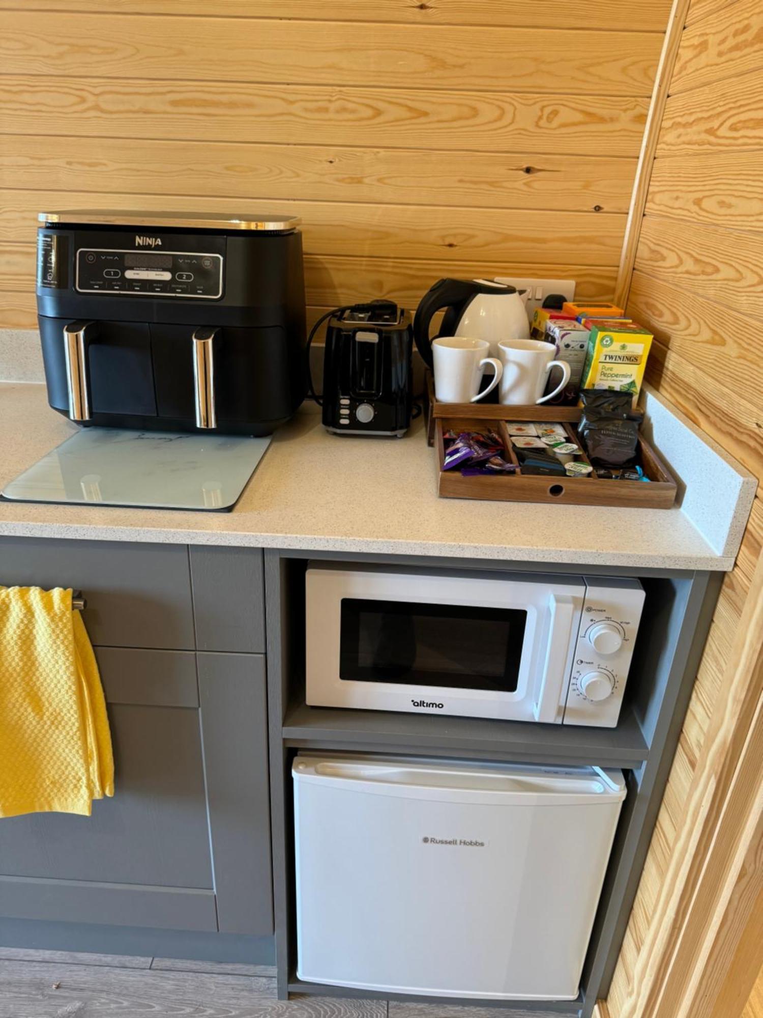 Ffrith Beach Glamping With Hot Tub Hotell Prestatyn Exteriör bild