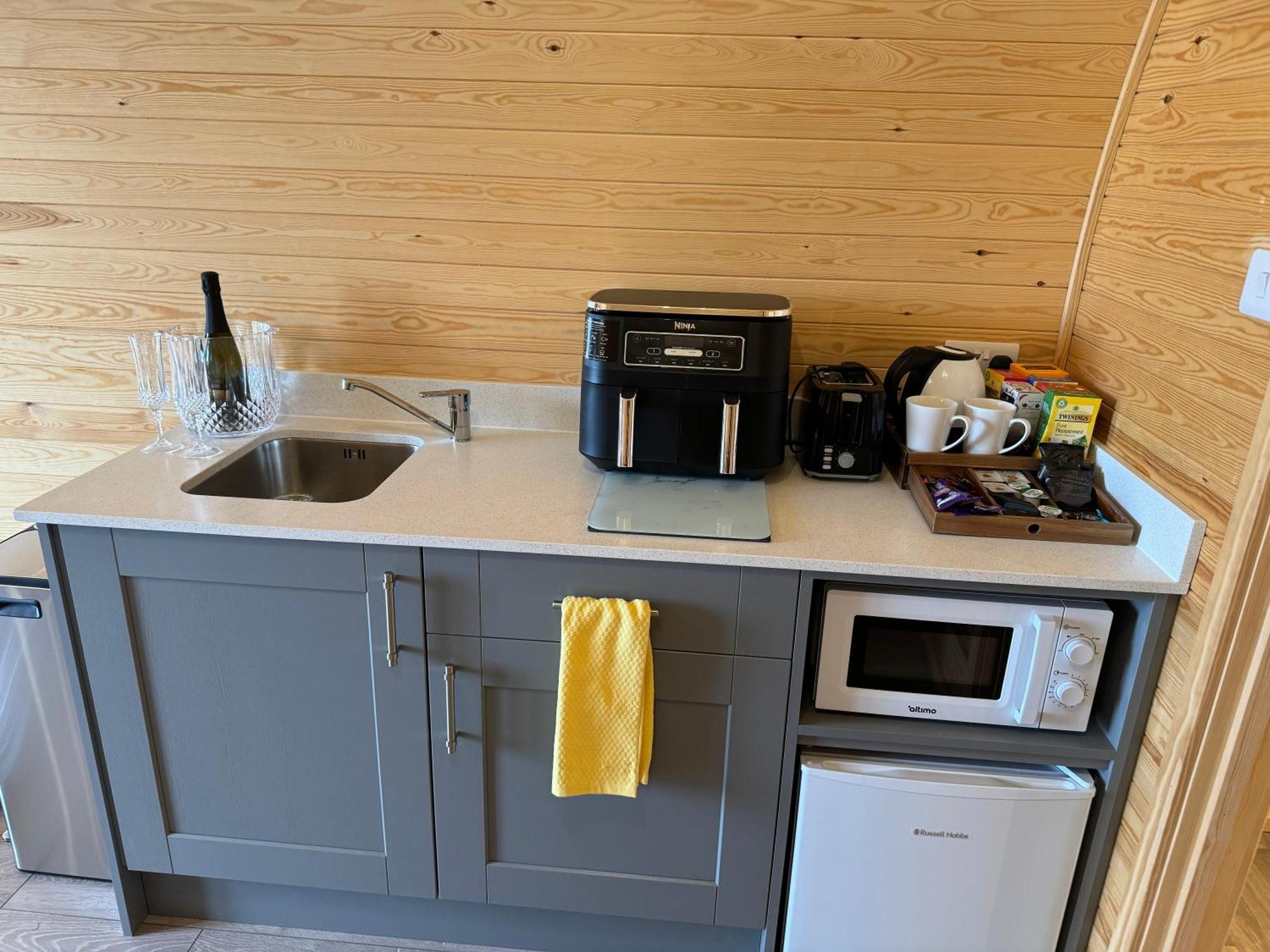 Ffrith Beach Glamping With Hot Tub Hotell Prestatyn Exteriör bild