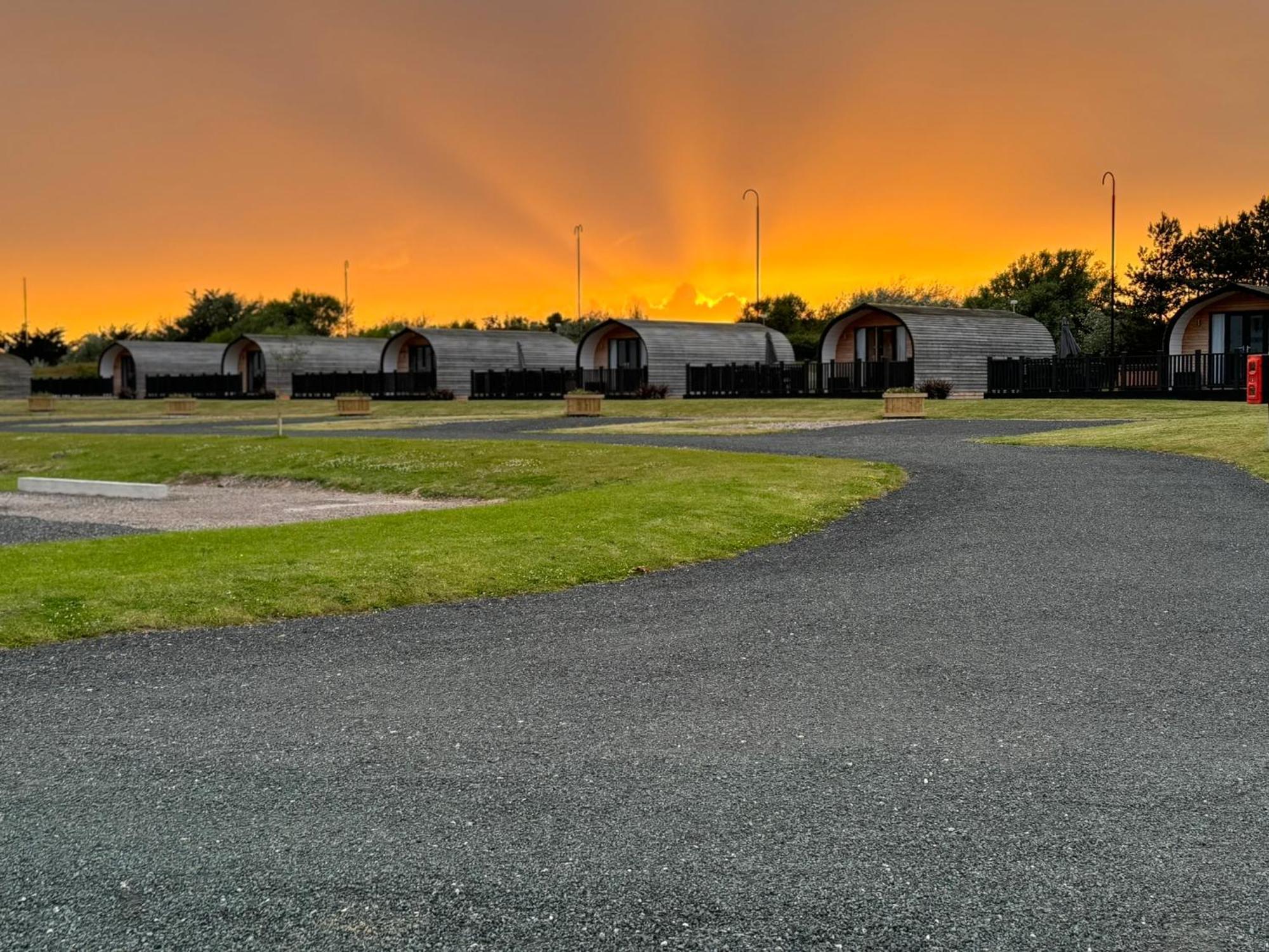 Ffrith Beach Glamping With Hot Tub Hotell Prestatyn Exteriör bild